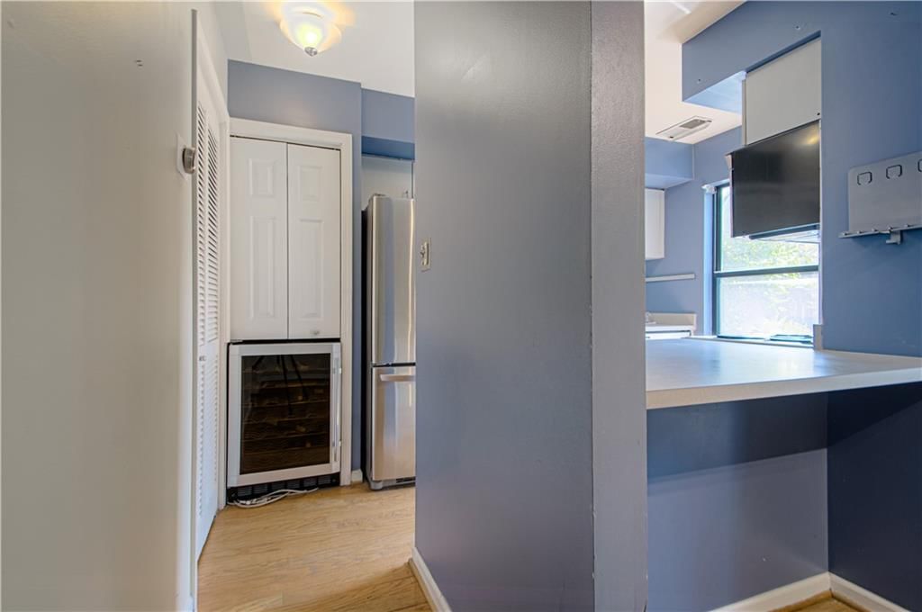 429 W 10th Street — photo 10