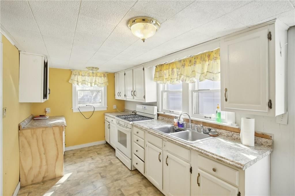822 W 10th Street — photo 5
