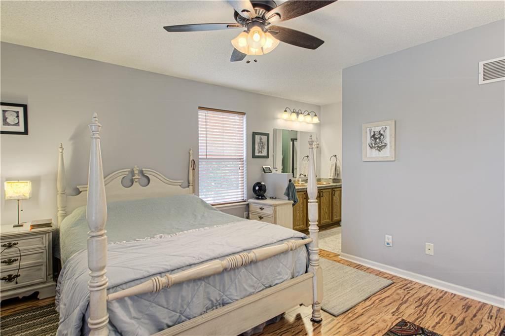 300 N Redbird Street — photo 12