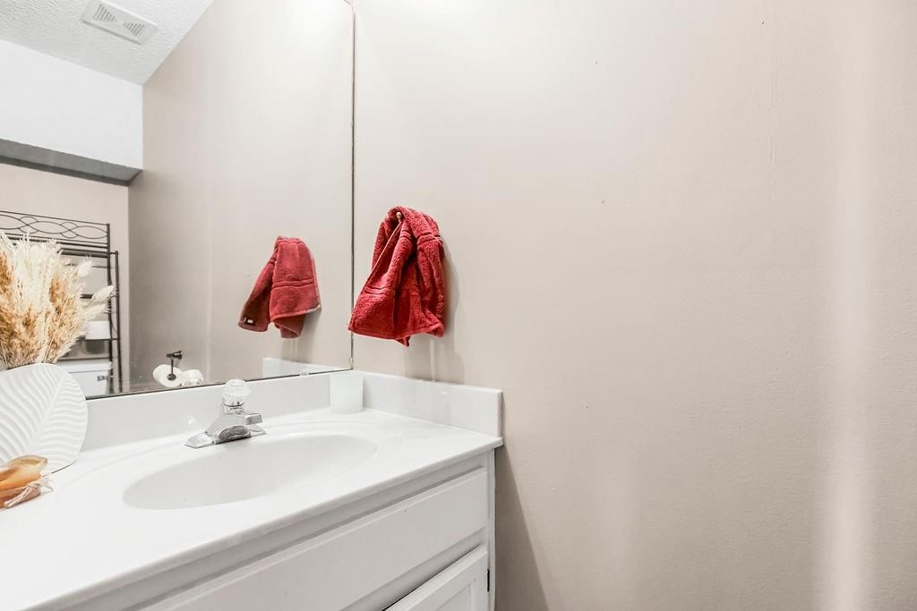 11001 N LEWIS Avenue — photo 24