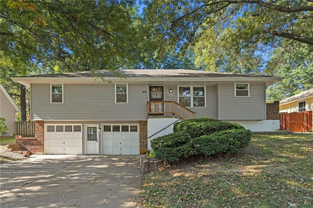 709 NE Thames Drive — photo 2