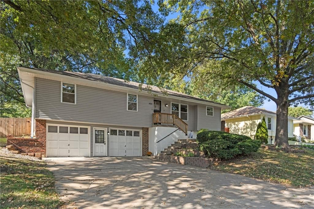 709 NE Thames Drive — photo 3