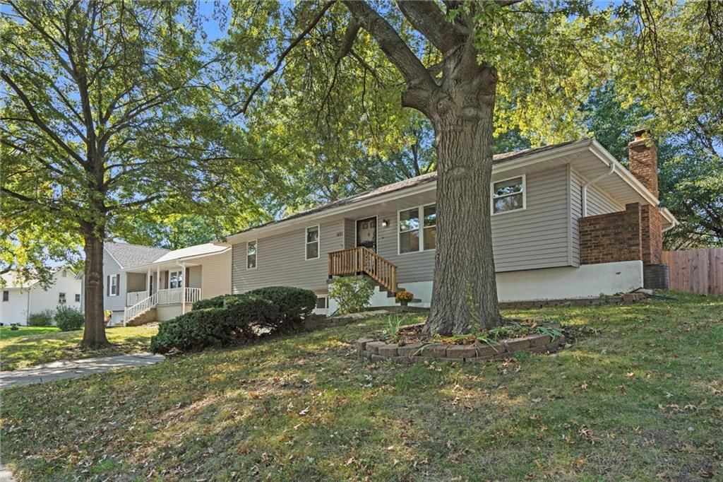 709 NE Thames Drive — photo 4