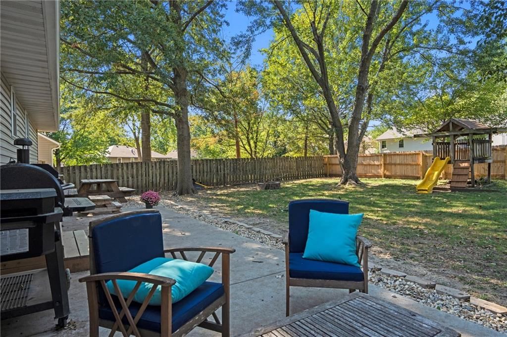 709 NE Thames Drive — photo 33