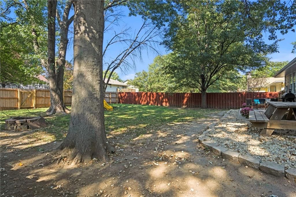 709 NE Thames Drive — photo 34