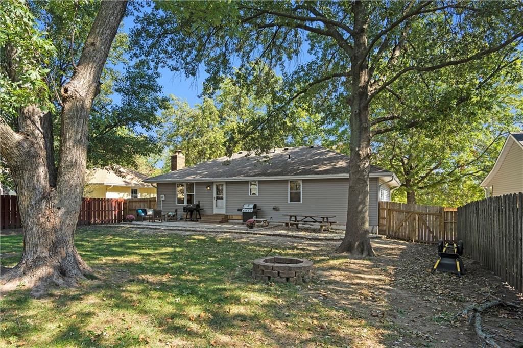 709 NE Thames Drive — photo 35