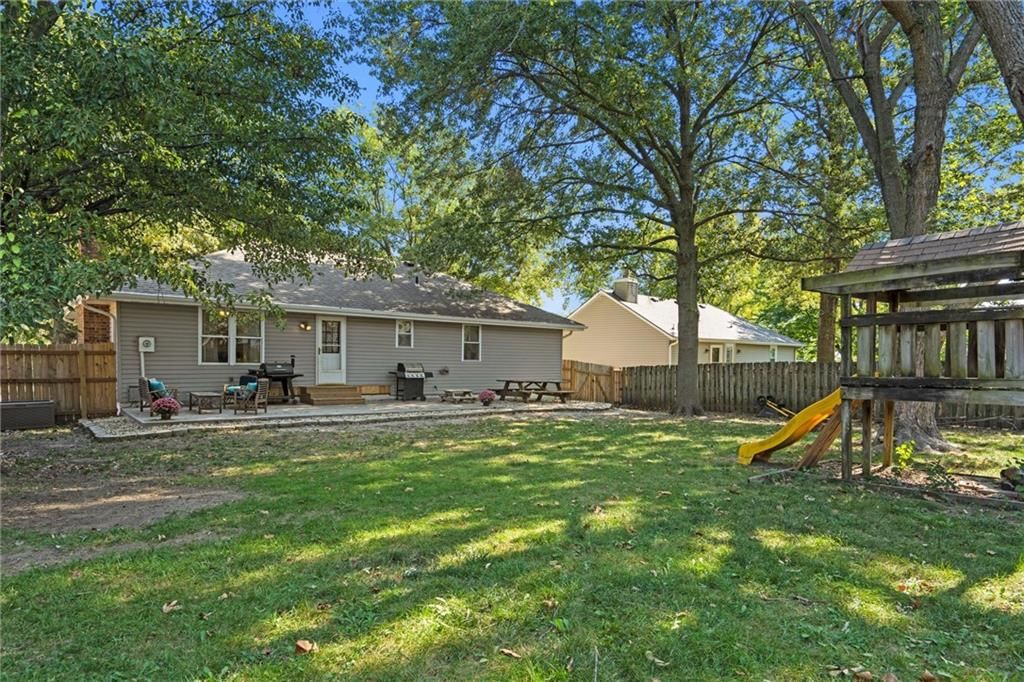 709 NE Thames Drive — photo 36