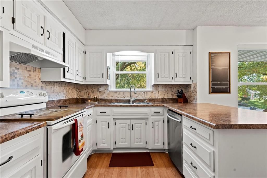 709 NE Thames Drive — photo 9