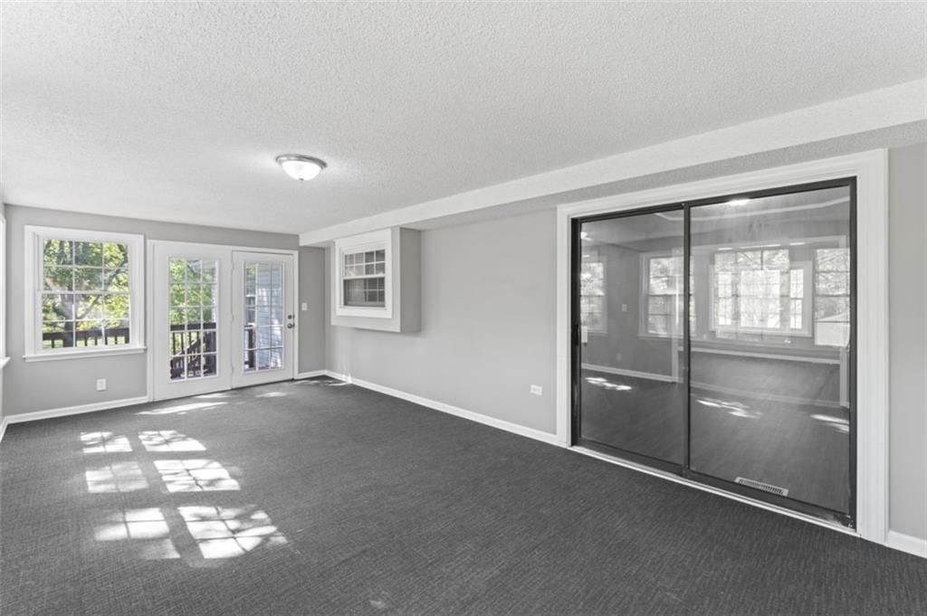 20221 Lamar Avenue — photo 18