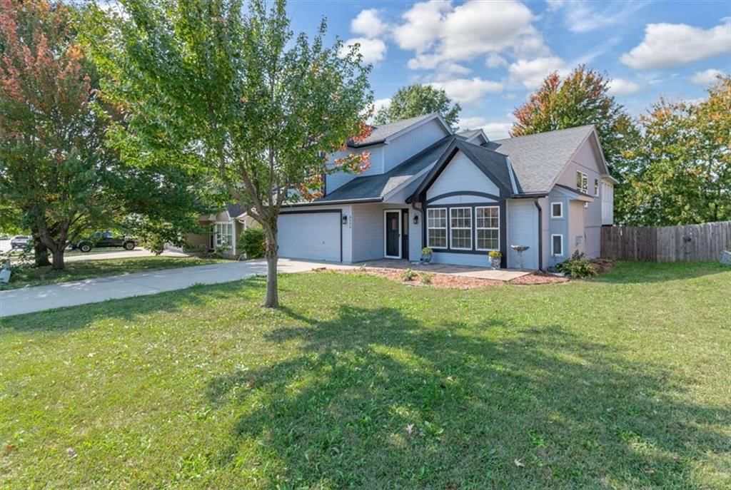 8536 N Robinhood Avenue — photo 2