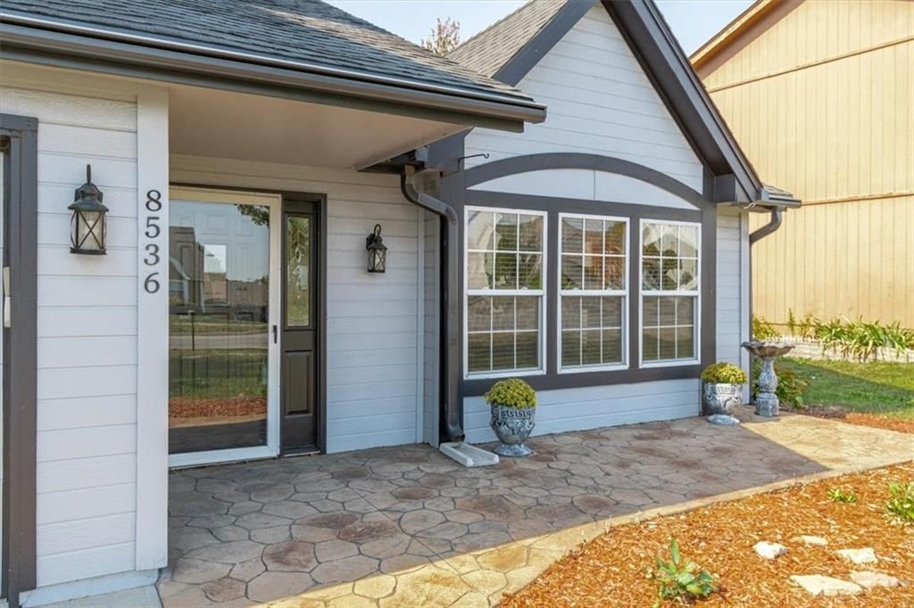 8536 N Robinhood Avenue — photo 4