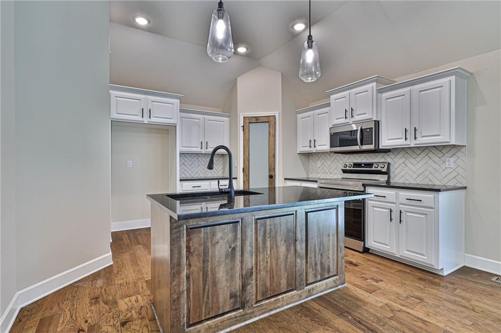 213 SW Chelmsford Drive — photo 11