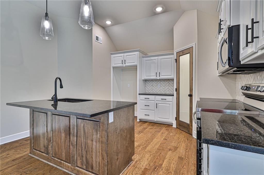 213 SW Chelmsford Drive — photo 12