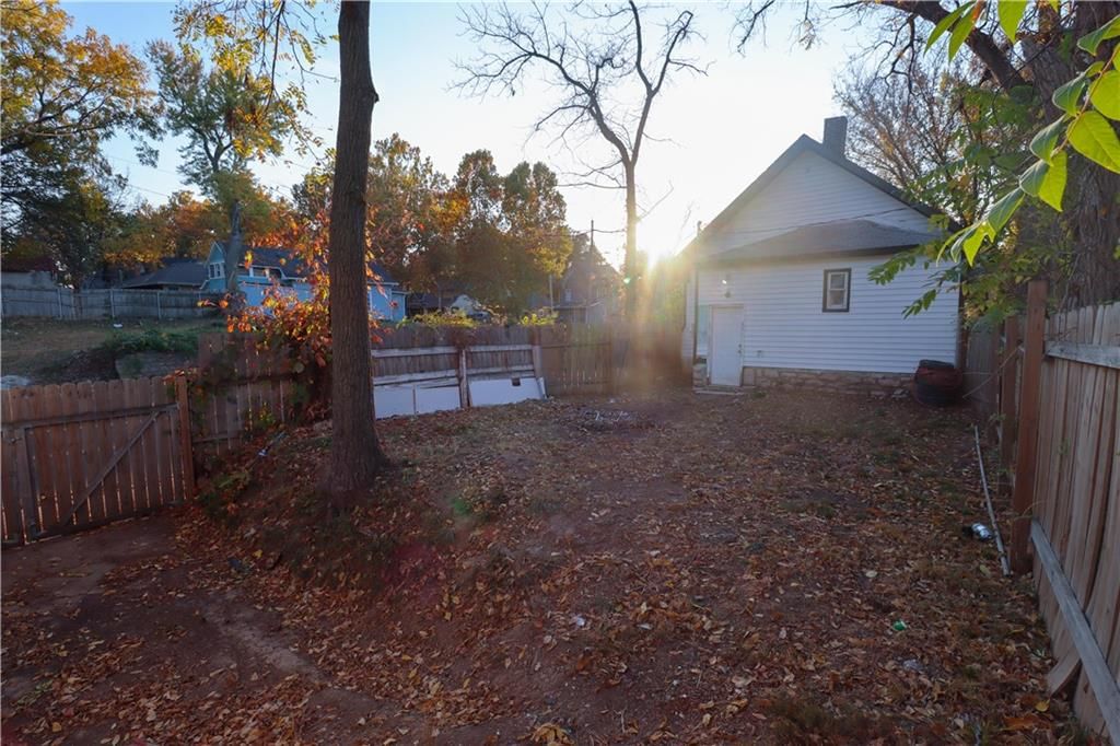 2245 Poplar Avenue — photo 31
