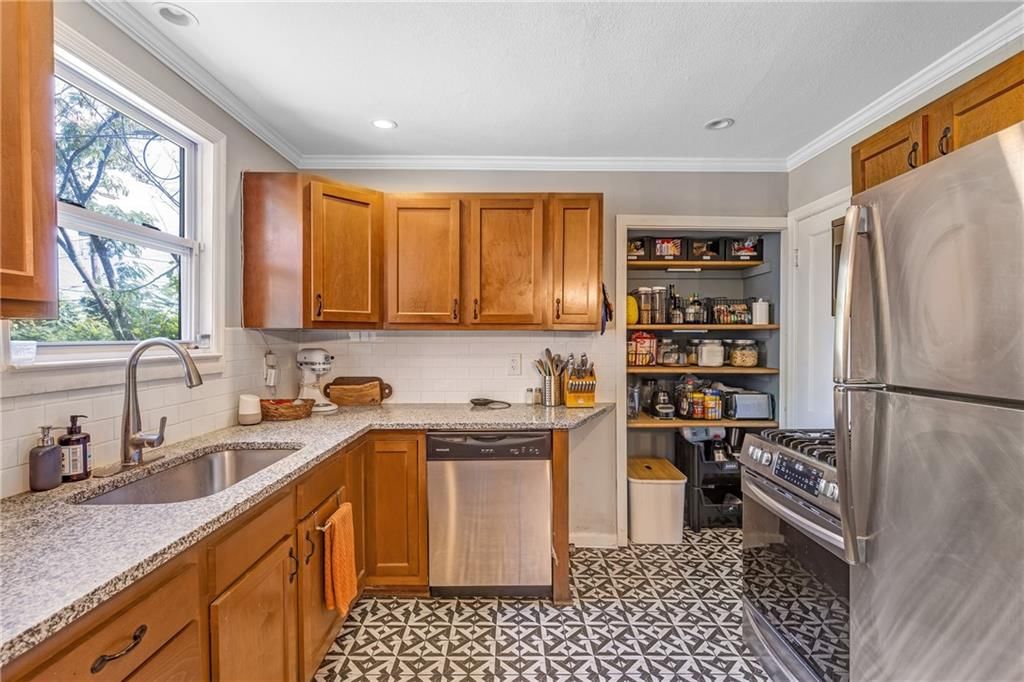 928 E 77th Terrace — photo 8