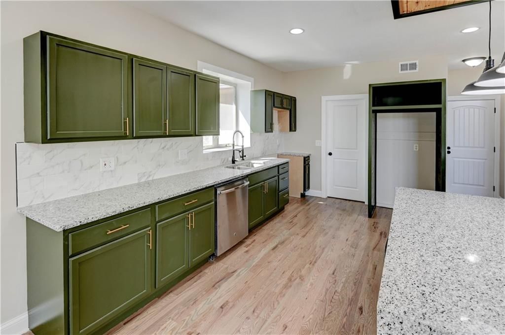 141 NW Whitman Drive — photo 11