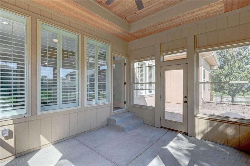 141 NW Whitman Drive — photo 16