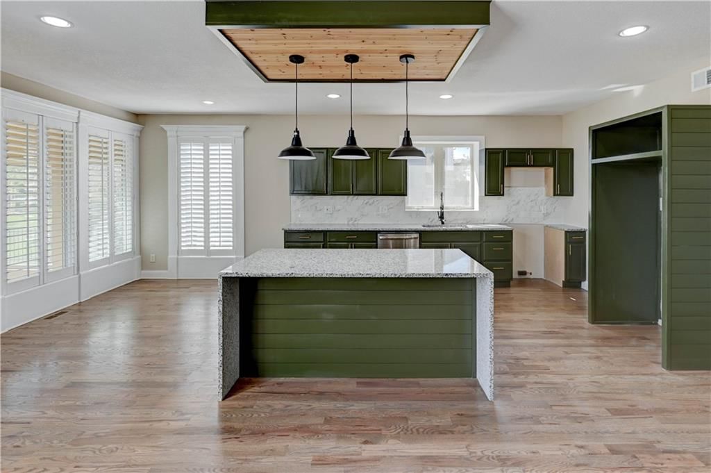 141 NW Whitman Drive — photo 32