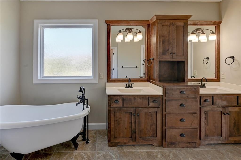 141 NW Whitman Drive — photo 42