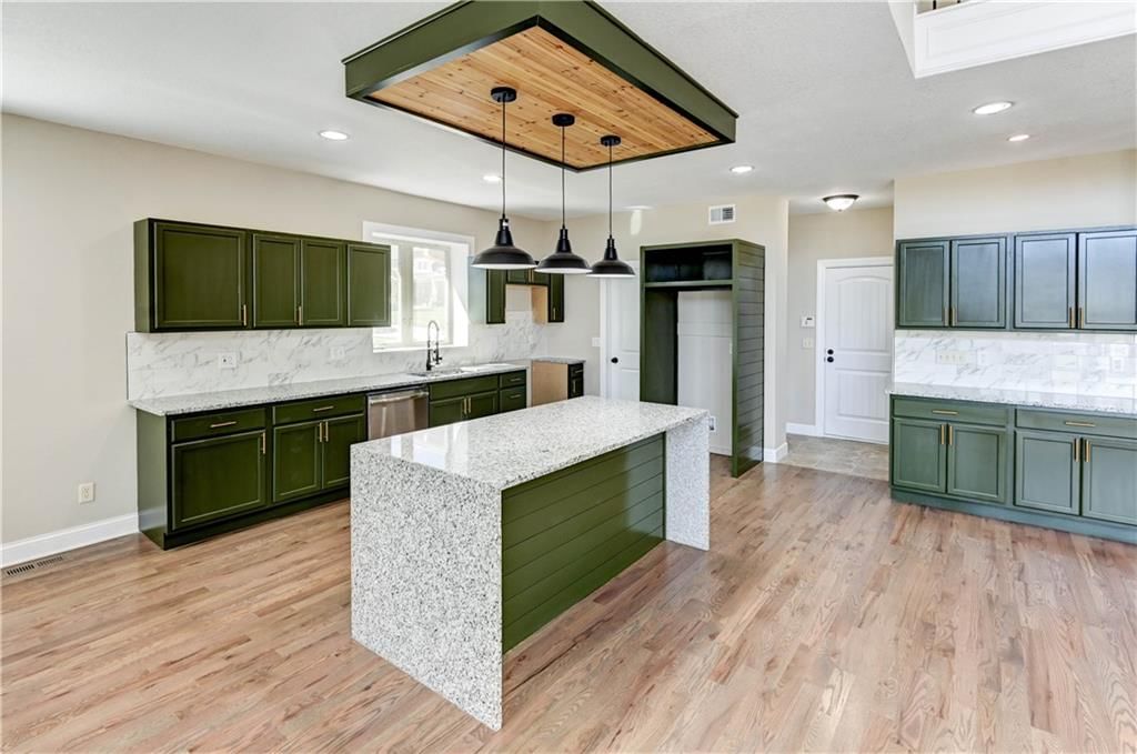 141 NW Whitman Drive — photo 9