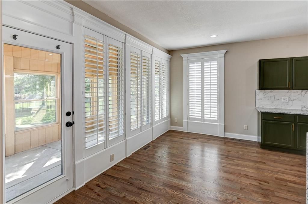 141 NW Whitman Drive — photo 10