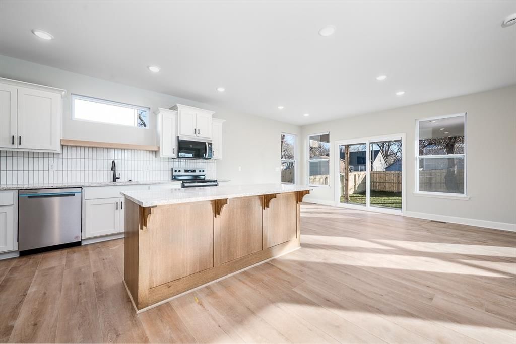 2933 N 155th Terrace — photo 9