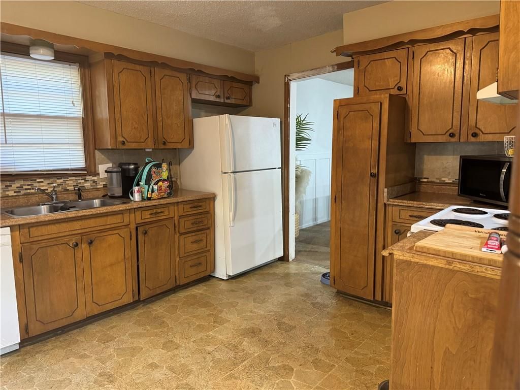 9014 Hunter Street — photo 2