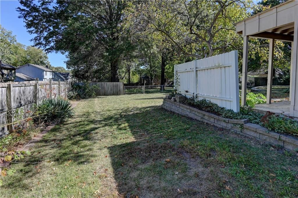 1649 E SUNVALE Drive — photo 6