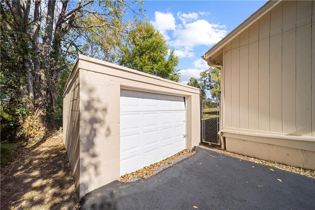 1220 Everett Avenue — photo 25