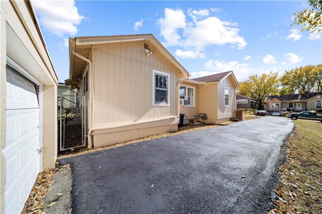 1220 Everett Avenue — photo 26