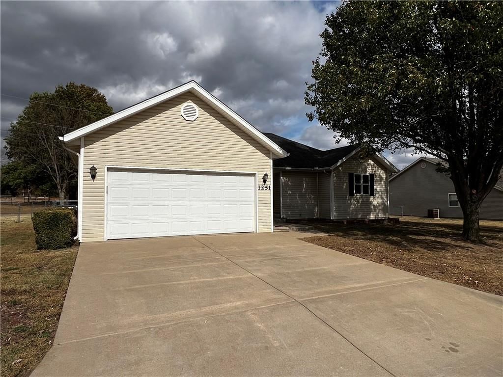 1251 E Amber Drive — photo 2
