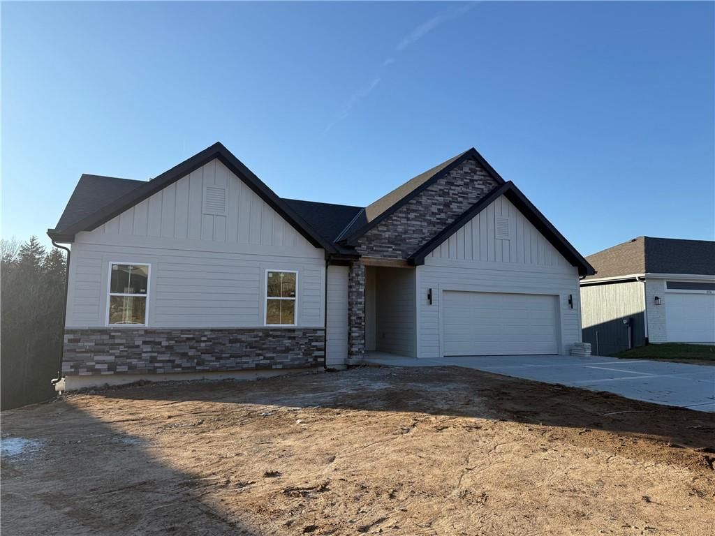 8524 Valley Spring Drive, De Soto, KS