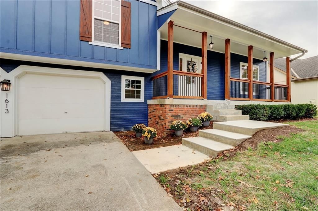 1613 NE Oak Tree Drive — photo 4