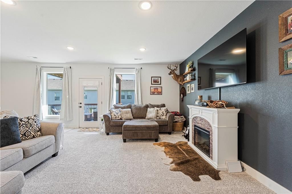 7377 Aaron Street — photo 29