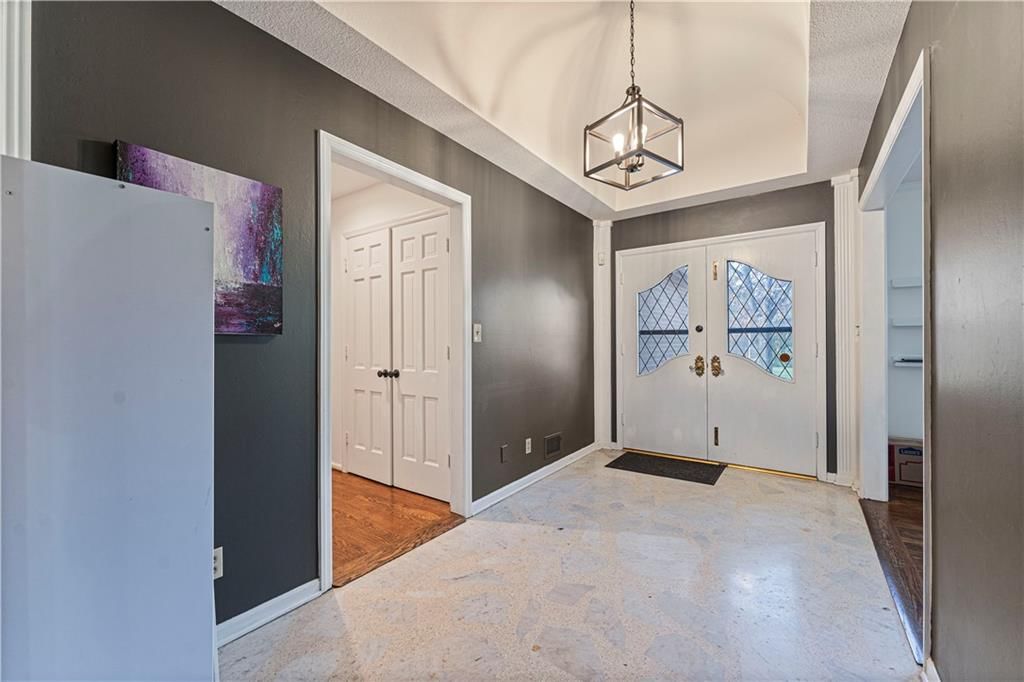 11501 Wornall Road — photo 8