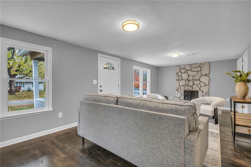 307 SW 9TH Street — photo 2