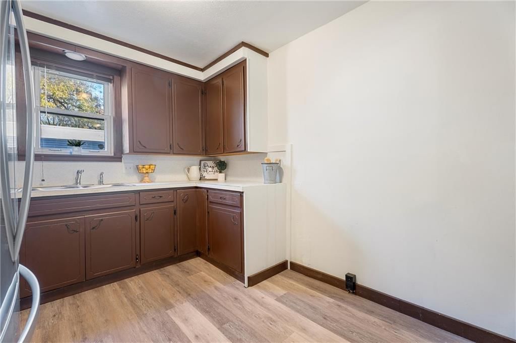 402 E 9th Street — photo 12