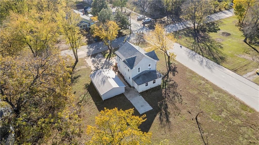 402 E 9th Street — photo 30
