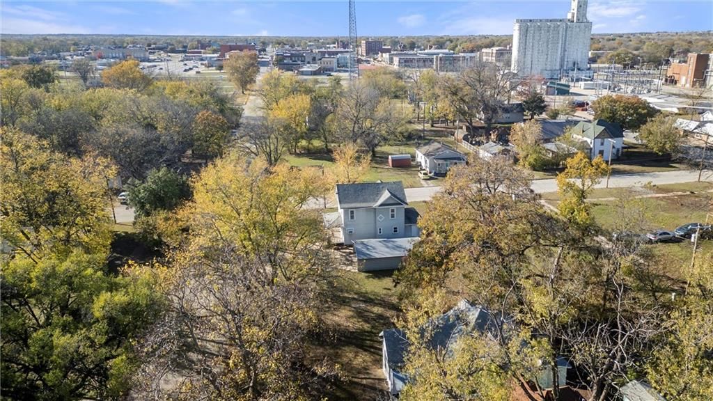 402 E 9th Street — photo 31