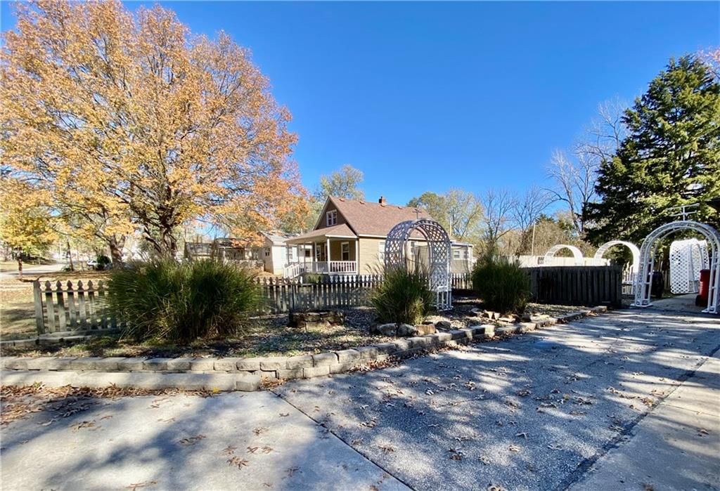 2435 S Vermont Avenue — photo 4