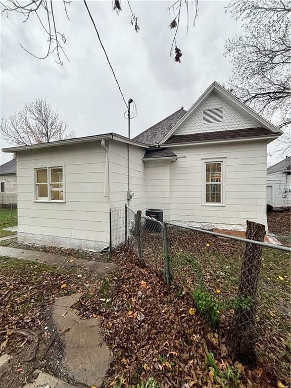 2527 Clark Avenue — photo 16