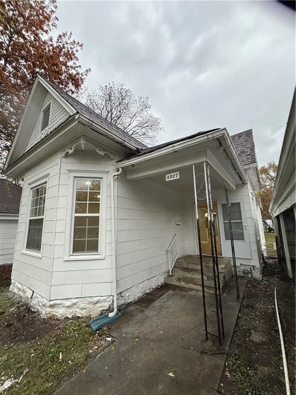 2527 Clark Avenue — photo 3