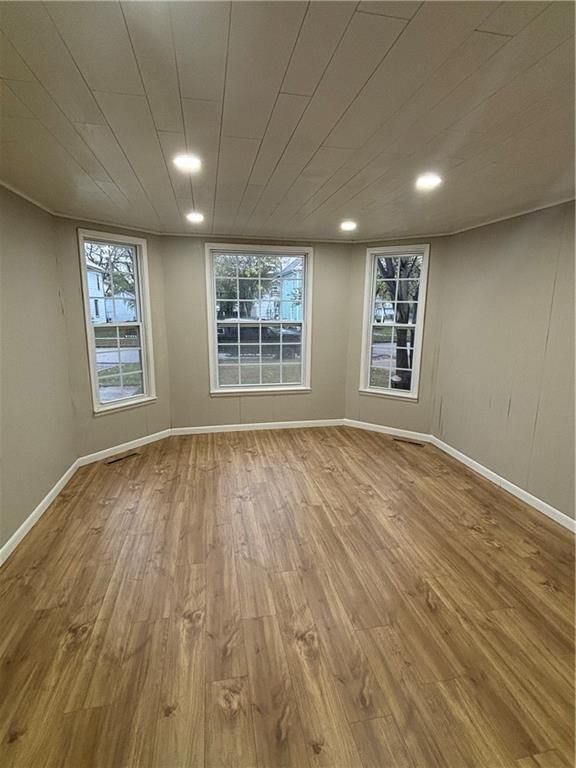 2527 Clark Avenue — photo 4