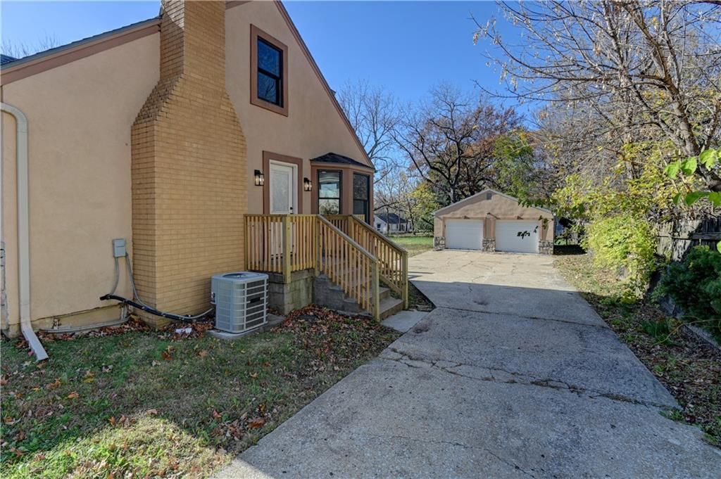 2326 Harvard Avenue — photo 49
