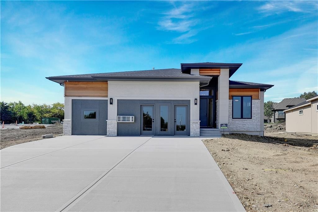 24976 W 98th Place, Lenexa, KS