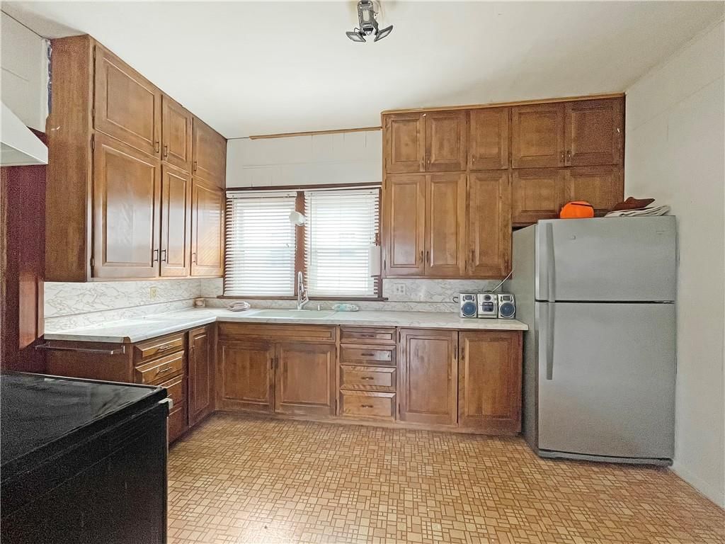 2100 N Elm Street — photo 9