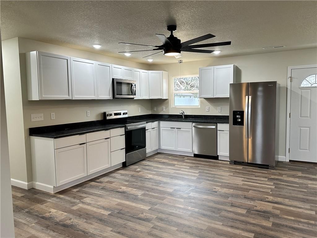 810 N Locust Street — photo 11