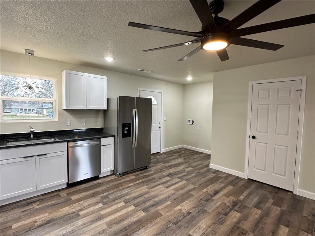 810 N Locust Street — photo 12