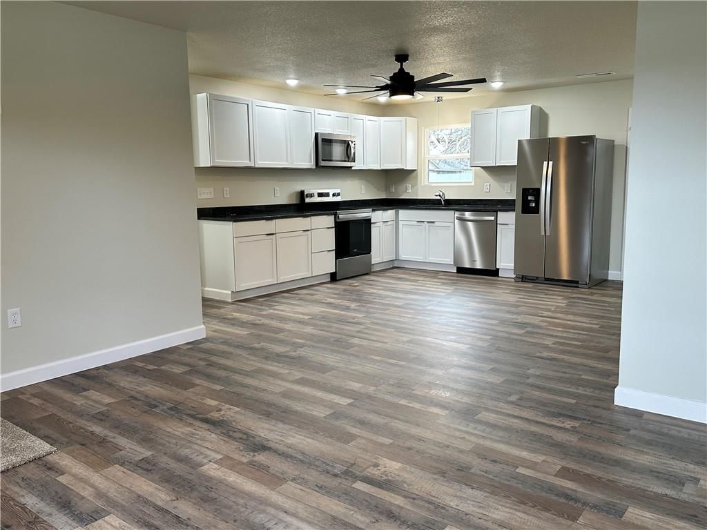 810 N Locust Street — photo 6