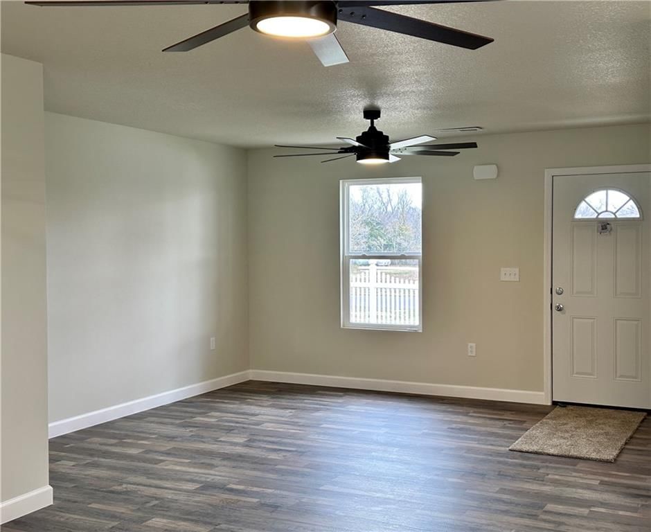 810 N Locust Street — photo 7